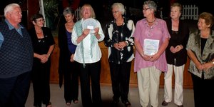 Francia van Dyk (4de van links) staan met die toekenning wat Gansbaai Goue Hande vroeÃ«r vanjaar ontvang het en wat tydens die Jaareindfunksie sere-monieel weer aan Gansbaai Goue Hande oorhandig is